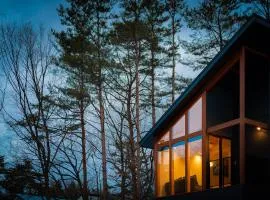 Black Crane Chalet by Hakuba White Fox Company