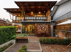 Hostel One Art and Gallery, hotel near Wat Sri Suphan, Chiang Mai