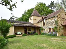 Holiday home with private garden, viešbutis mieste Cazals