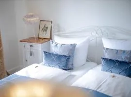 DAS KLEINE HOTEL IPHOFEN, Frühstückszauber, no waste, nachhaltig, nahe aller Weingüter, KNAUF GIPS KG und ConneKT, kleines Secret mit Garten & Terrassen, TV mirrorring, 55" TV, fine dining, Hunde willkommen