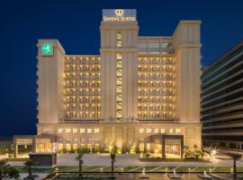 Sandal Suites by Lemon Tree Hotels, hotell med pool i Noida