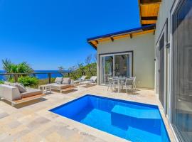 Villa Topaz Above West Bay with 180 degree views!, hotel di West Bay