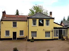 The Pelican Guesthouse, hotel with parking in Ashwellthorpe