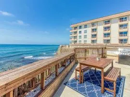 Ocean Beach Cliffs Sanctuary Oceanfront cottage w/unobstructed views & deck: steps to the water