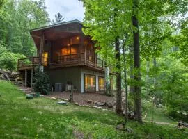 5 Bed 4 Bath Vacation home in Tuckasegee