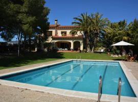 Villa Sitges Colibri at 10 min Walk Beaches - Center City Amaizing Garden Pool XXL Private Tenis Piste, hytte i Vilanova i la Geltrú
