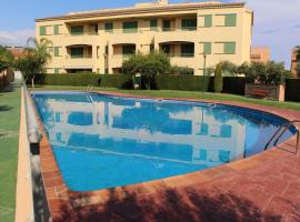 Apartamento planta baja acceso directo piscina, casă de vacanță din Calafat