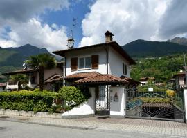 Flat with terrace near the lake, huvila kohteessa Porlezza