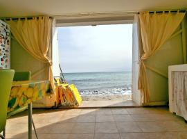 Loft in front of beach close to Poetto and Geremeas beach, hotel v destinácii Capitana