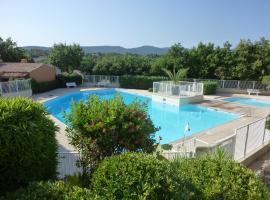 Mas dans résidence avec grande piscine, hotel in Cogolin