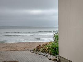 Blue Pearl - situated right on the beach, villa in Swakopmund