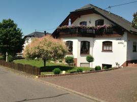 Haus Bärbel, hotel s parkiriščem v mestu Geisfeld