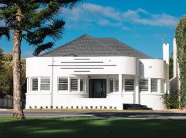 Deco Beach Luxury Apartments, hotel in Port Lincoln
