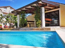 Rustic house with private swimming pool, hotel din Pula