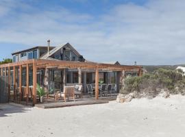 Beach Front Architectural Villa with Pool, hotel in Kommetjie
