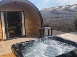 Superior glamping pod with hot tub, hotel in Frodsham