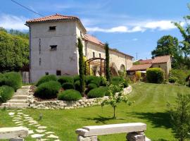Auvergnat'Home, holiday home in Chaptuzat