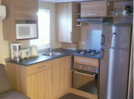 GRAND MOBILEHOME PROCHE COMMODITE FO10, ξενοδοχείο σε Fréjus