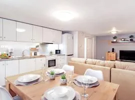 Central Varkiza apartment close to the beach!