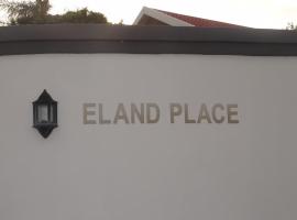 Eland Place Self Catering Guest House, отель в городе Beacon Bay, рядом находится Beacon Bay Retail Park