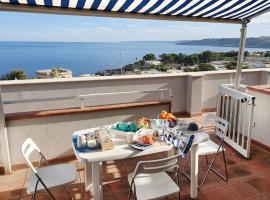 Casa con terrazza vista 180° sulla costa orientale, hotel a Santa Cesarea Terme