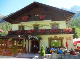 Gasthof Alpenrose und Pension Nina, hótel í Gschnitz