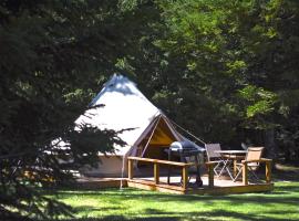 Glamping at Camping La Source, hotel with parking in Saint-Pierre-dʼArgençon