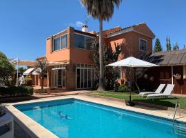 Chalet con piscina a 50 m de la playa ., hotel di Marbella