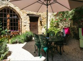 Au coeur de Beynac, une maison de caractère avec jardin terrasse, hotel en Beynac-et-Cazenac