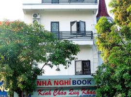 Nhà nghỉ Book, hotelli, jossa on pysäköintimahdollisuus kohteessa Hoàn Giáp