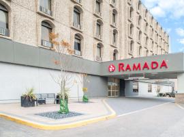 Ramada by Wyndham Saskatoon โรงแรมใกล้สนามบินเจ จี ดีเฟนเบเกอร์ - YXEในแซสเกอทูน