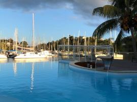 superbe villa au bord de la mer, piscine, ponton privé, familiehotel in Le Gosier