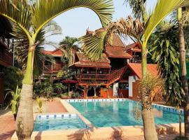 Golden Teak Home Resort, resort in Saraphi
