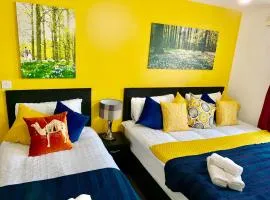 2 Bedrooms Modern Apartment, Lounge, Full Kitchen, Balcony, 5 minutes Stratford Station