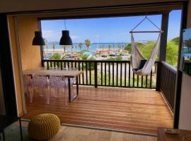 Appartement climatisé refait à neuf - VUE MER Saint-Tropez - Piscine- 50m plage, hotel em Gassin
