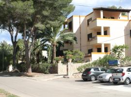 Apartamentos Los Pinos: Cala Murada'da bir otel