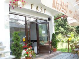 Pension Hotel Fast, hostal o pensión en Rădăuţi