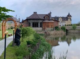 Готельно-ресторанний комплекс Прованс парк, hotel com piscina em Pochayiv