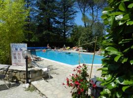 Domaine de La Tour, hotel v destinaci Salavas