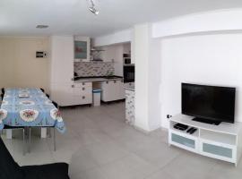 Apartamento para FAMILIAS a 50 metros de la playa, хотел в Росес