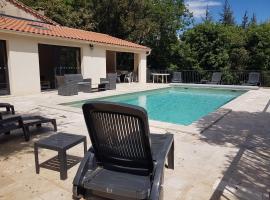 La Casita villa avec piscine prés d'Uzes, hotel with pools in Saint-Laurent-la-Vernède