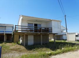 UN CHALET EN BOIS A LA PLAGE, hotell i Gruissan