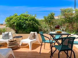 Casa Silwa - Chic 2BR Townhouse, Ocean Views, 5min to Beach & Pool, hotel v mestu Ferragudo