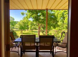 Rose' River Retreat, hôtel à New Braunfels