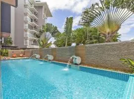 Chic Condo by RESAVA、カロンビーチのコンドミニアム
