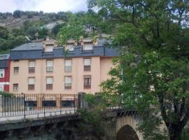 Hostal Restaurante Méndez, guest house in Villafranca del Bierzo