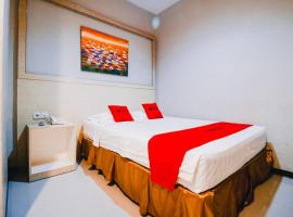RedDoorz Plus near Sultan Hasanuddin Airport, hotel in Makassar