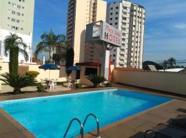 Plaza Suite Hotel, hotelli kohteessa Taubaté