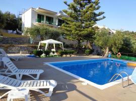 Frankis Apartments Agios Spyridonas Perithia, holiday rental in Ypsilás
