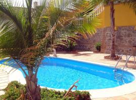 CHALET CON PISCINAS Y VISTAS DE ENSUEÑO, hotel en Almuñécar